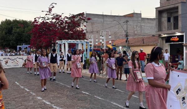 Imagens da A Prefeitura Municipal de Ibitiara, por meio da Secretaria Municipal de Educação, teve a a honra de realizar o Desfile Cívico de 7 de Setembro.