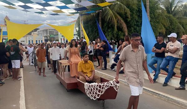 Imagens da A Prefeitura Municipal de Ibitiara, por meio da Secretaria Municipal de Educação, teve a a honra de realizar o Desfile Cívico de 7 de Setembro. NOTÍCIA 02