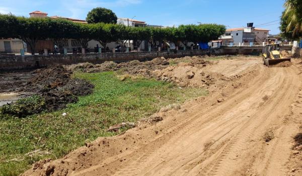 Imagens da Prefeitura de Ibitiara realiza ação de limpeza na Lagoa Municipal 