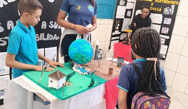 A Feira de Ciências da Escola José Pereira foi um verdadeiro show de criatividade, aprendizado e descobertas.  Imagens da A Feira de Ciências da Escola José Pereira foi um verdadeiro show de criatividade, aprendizado e descobertas.