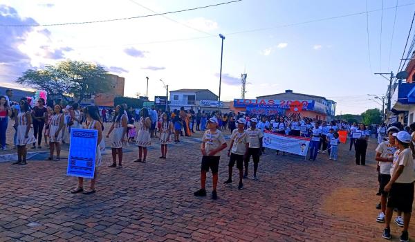 Imagens da A Prefeitura Municipal de Ibitiara, por meio da Secretaria Municipal de Educação, teve a a honra de realizar o Desfile Cívico de 7 de Setembro. NOTÍCIA 02