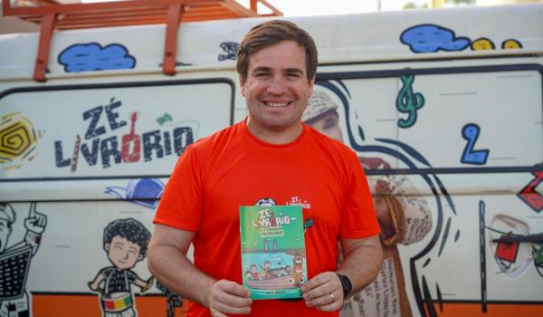 Imagens da Na última sexta-feira , 03/10, foi o último dia da passagem da Kombi do Zé pela nossa cidade, e a despedida não poderia ser melhor: um show cheio de música, literatura e alegria com Zé Livrório!