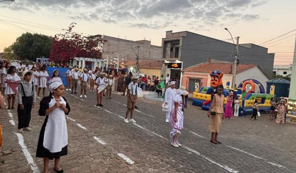 Imagens da A Prefeitura Municipal de Ibitiara, por meio da Secretaria Municipal de Educação, teve a a honra de realizar o Desfile Cívico de 7 de Setembro.