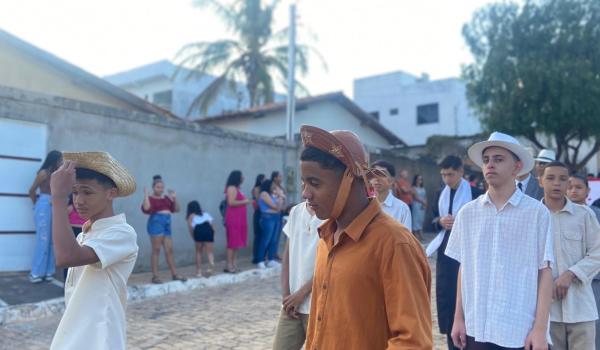 Imagens da A Prefeitura Municipal de Ibitiara, por meio da Secretaria Municipal de Educação, teve a a honra de realizar o Desfile Cívico de 7 de Setembro. NOTÍCIA 02