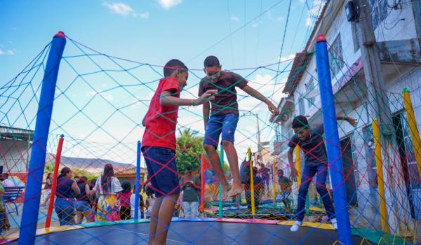 Imagens da Na última sexta-feira , 03/10, foi o último dia da passagem da Kombi do Zé pela nossa cidade, e a despedida não poderia ser melhor: um show cheio de música, literatura e alegria com Zé Livrório!