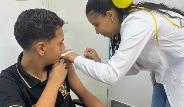 Imagens da O Dia D de Multivacinação movimentou os PSF Mocambo na última sexta (31/10), com atualização das cadernetas de vacinação, garantindo proteção para crianças, jovens e adultos.