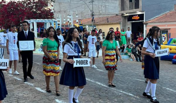 Imagens da A Prefeitura Municipal de Ibitiara, por meio da Secretaria Municipal de Educação, teve a a honra de realizar o Desfile Cívico de 7 de Setembro.
