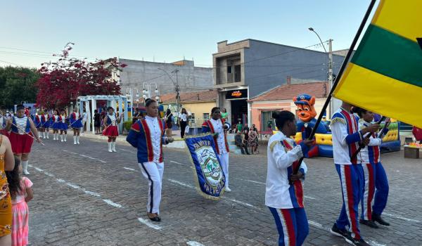 Imagens da A Prefeitura Municipal de Ibitiara, por meio da Secretaria Municipal de Educação, teve a a honra de realizar o Desfile Cívico de 7 de Setembro.