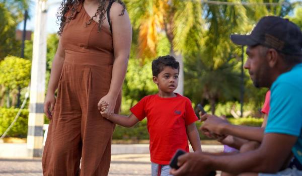 Imagens da Na última sexta-feira , 03/10, foi o último dia da passagem da Kombi do Zé pela nossa cidade, e a despedida não poderia ser melhor: um show cheio de música, literatura e alegria com Zé Livrório!