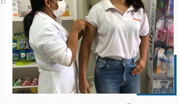 A Prefeitura Municipal de Ibitiara por intermédio da Secretaria de Saúde, realizou nesta semana roteiros de vacinação contra influenza nos profissionais de saúde da rede privada do município.
