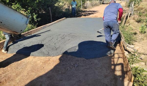 Confira a reforma da ponte do Caldeirãozinho do Mocambo , uma parceria da Prefeitura Municipal de Ibitiara com a Prefeitura Municipal de Ibipitanga, por se tratar de uma obra na divisa entre os dois municípios. Confira a reforma da ponte do Caldeirãozinho do Mocambo , uma parceria da Prefeitura Municipal de Ibitiara com a Prefeitura Municipal de Ibipitanga, por se tratar de uma obra na divisa entre os dois municípios.